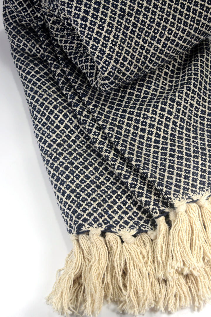 Decke aus Kaschmir Boho Style Schwarz-Weiß Detailaufnahme