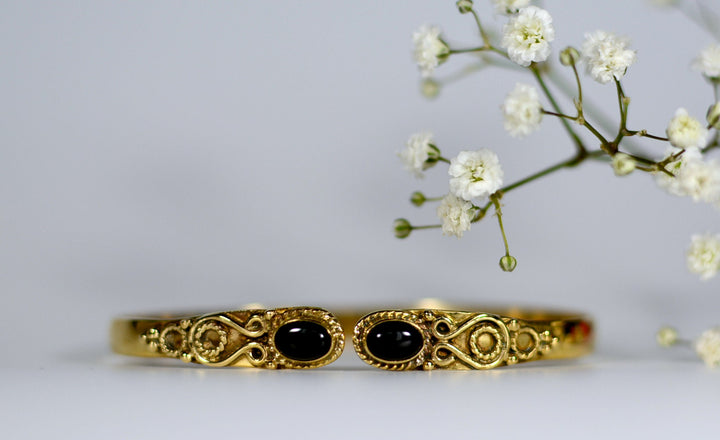 Armreif mit echtem Onyx Messing Detailaufnahme Edelstein