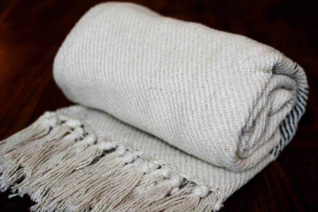 Schal aus Baumwolle Cremeweiß gerollt