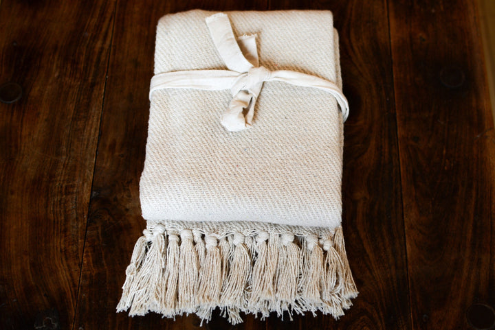 Schal aus Baumwolle Cremeweiß verpackt mit Schleife