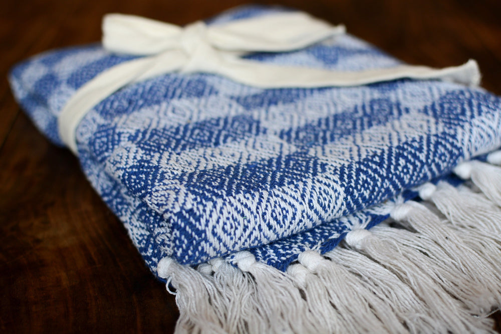 Schal aus Baumwolle Blau Weiß verpackt mit Schleife