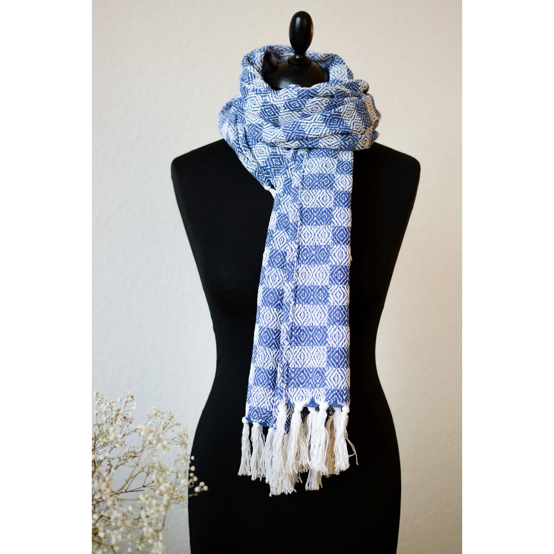 Schal aus Baumwolle Blau Weiß getragen
