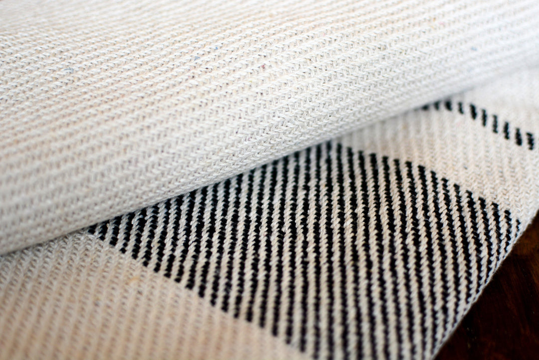 Schal aus Baumwolle Cremeweiß Detailaufnahme Muster
