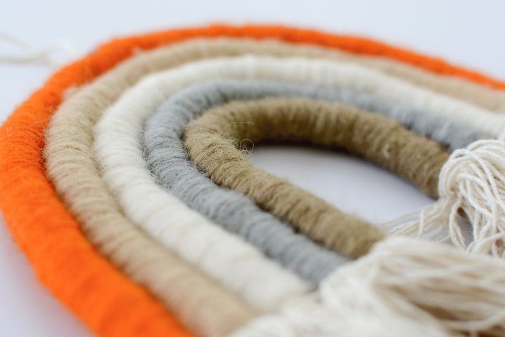 Makramee Regenbogen Orange Detailaufnahme Material