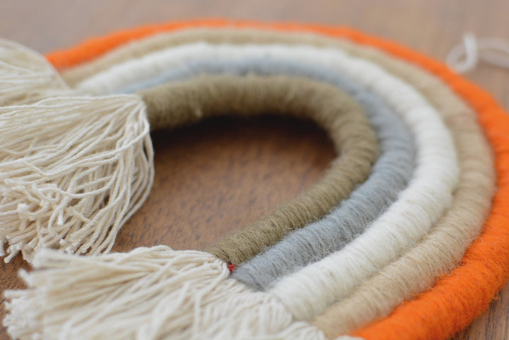 Makramee Regenbogen Orange Detailaufnahme Farbe