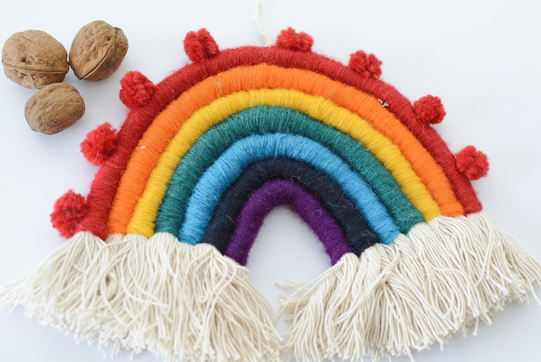 Makramee-Regenbogen als Geschenkidee für Kinder