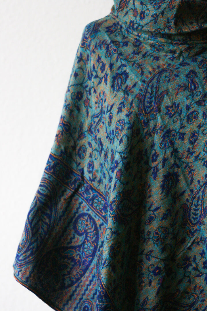 Poncho Paisley Muster Blau Überwurf linke Seite