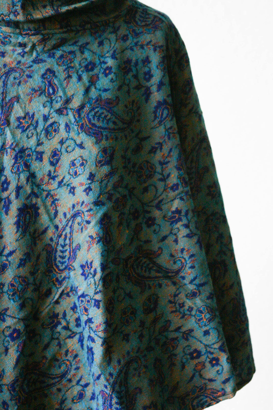 Poncho Paisley Muster Blau Überwurf Detailaufnahme Muster