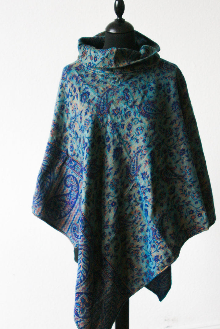 Poncho Paisley Muster Blau Überwurf von vorne