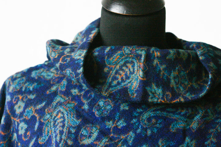 Poncho Paisley Muster Blau Überwurf Detailaufnahme Kragen