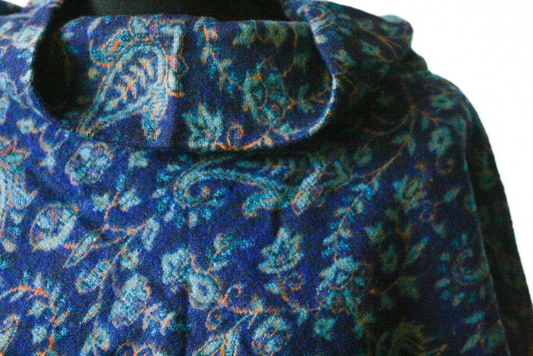 Poncho Paisley Muster Blau Überwurf Detailaufnahme Kragen