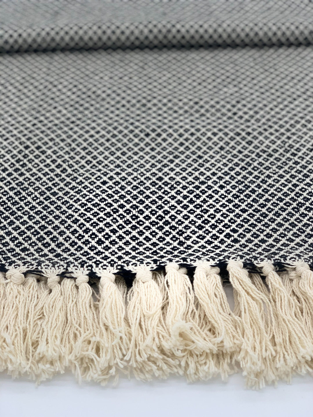 Decke aus Baumwolle Boho Style Schwarz-Weiß Detailaufnahme Fransen