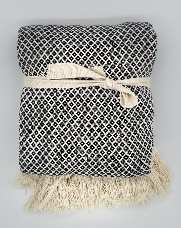 Decke aus Kaschmir Boho Style Schwarz-Weiß verpackt mit Schleife