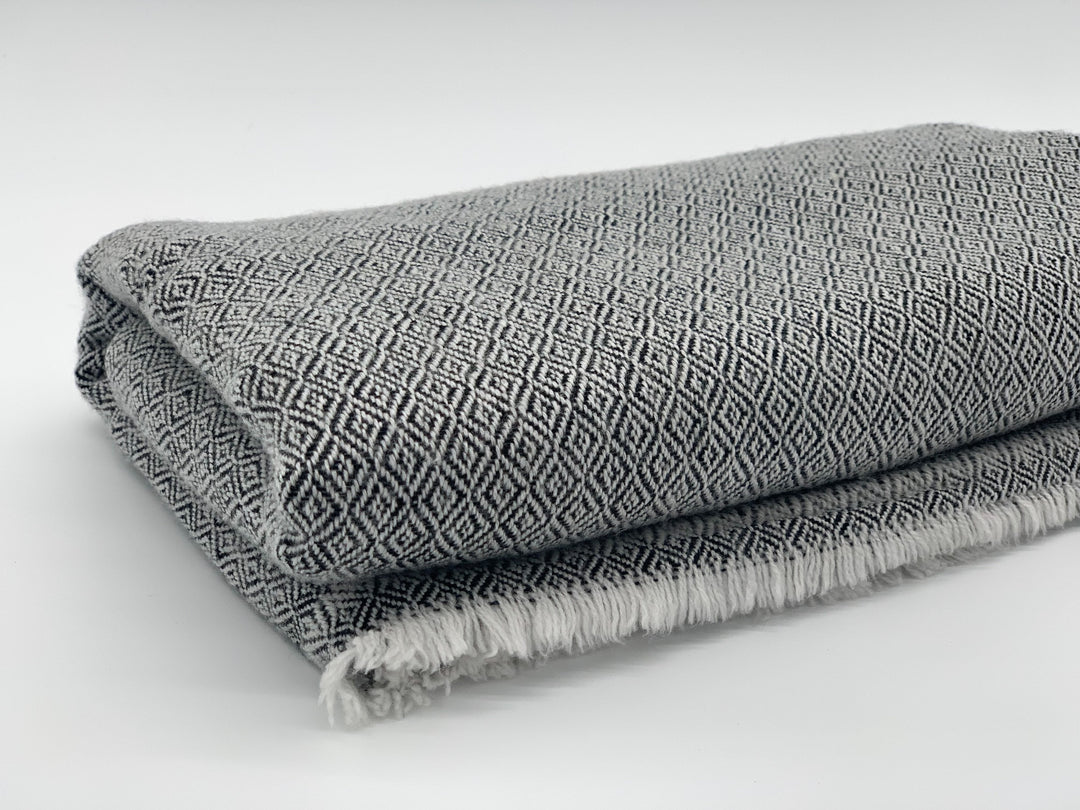 Luxus Decke DIAMANT aus 100% Kaschmir | 140x250 cm | Schwarz-Weiß Kaschmirdecke groß