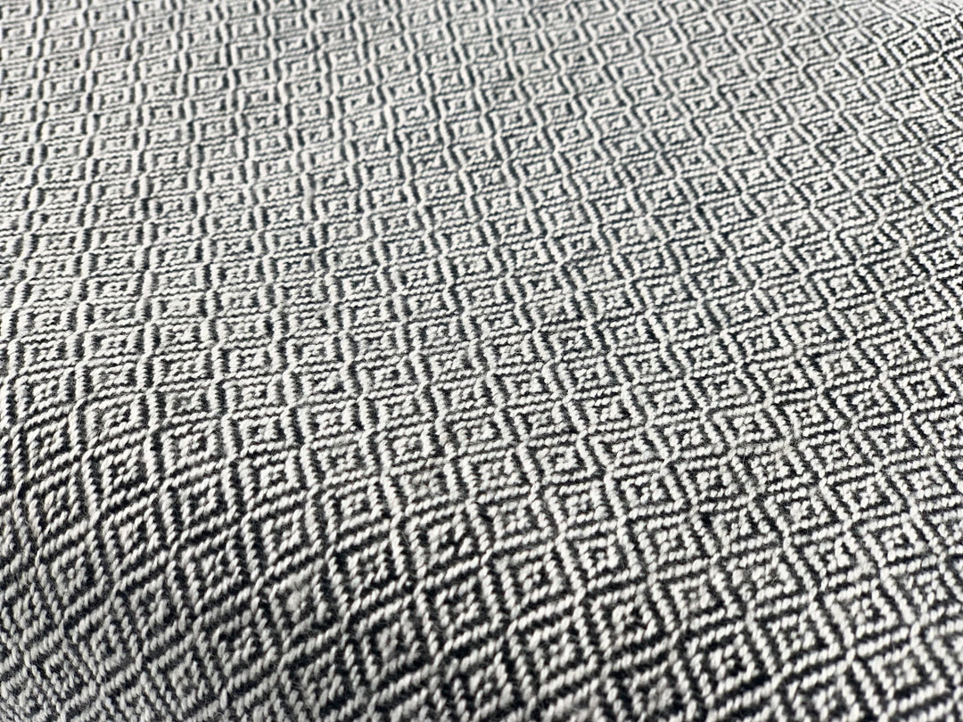 Decke aus Kaschmir Schwarz-Weiß Detailaufnahme Muster