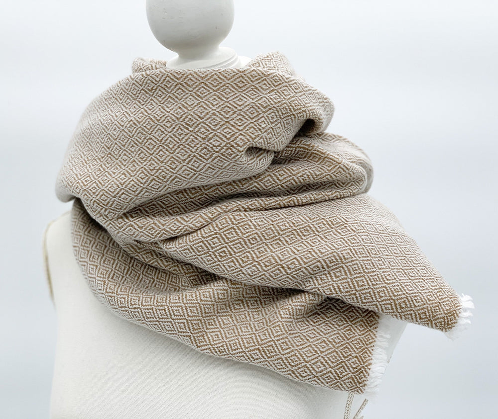 Kaschmir Schal beige/cremeweiß angezogenLuxus Kaschmir Schal DIAMANT BEIGE I 75x210 cm | Beige Cremeweiß Naturweiß Weiß | Kaschmirschal | 100 Kaschmirwolle | Weich, flauschig, kuschelig, groß, leicht