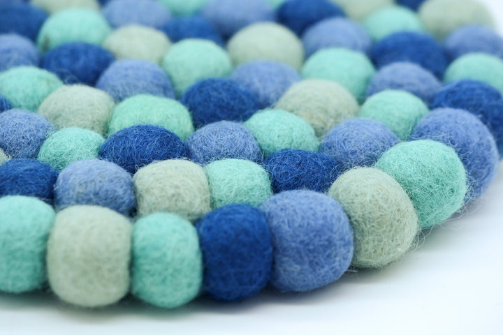 Untersetzer aus Filzkugeln Blau Gemustert Rund Detailaufnahme Material und Farbe