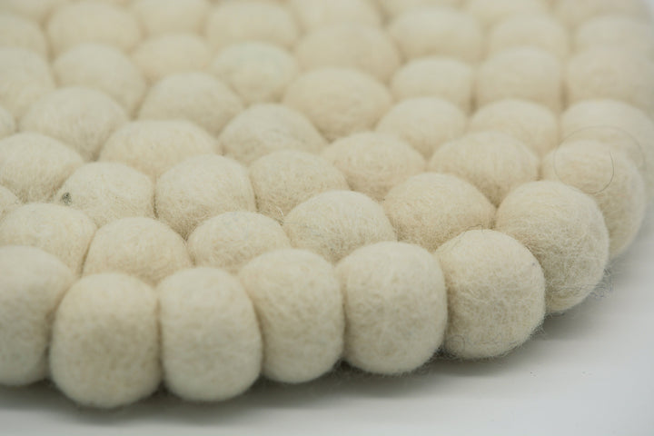 Untersetzer aus Filzkugeln Beige Rund Detailaufnahme Material und Farbe
